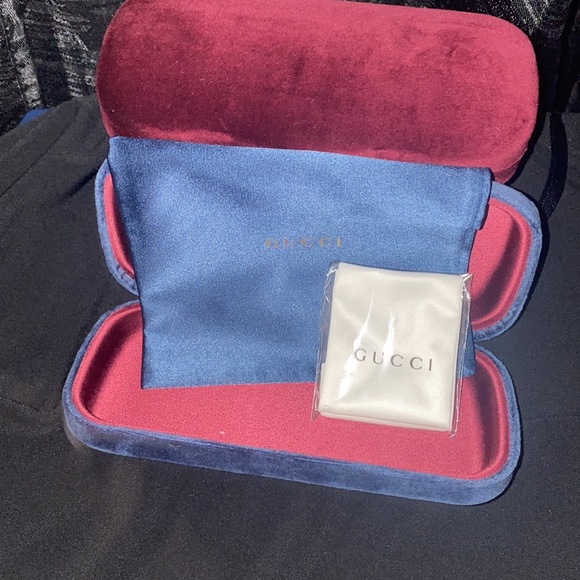 Authentic Gucci eyeglass cases! Velvet soft material! Authenticity card included - Picture 2 of 3